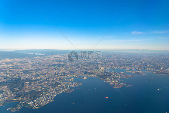 日出时横滨市川崎市和小田市的空中景象图片