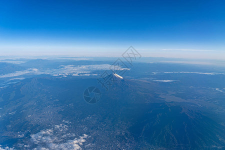 一只鸟的眼神在紧闭富士山和蓝天的空中看到图片