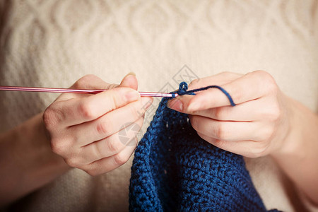 蓝丝绸纤维材料针线柔软的WoolenBlanket创意Hobby时间活动概念侧面视图照片图片
