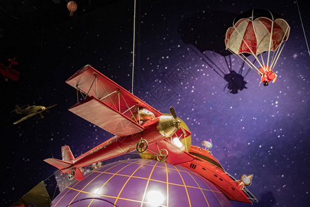 用红色和的圣诞老人飞机和气球展示装饰图片