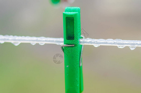 亚麻布的绿色晾衣夹晾衣绳上的东西雨滴背景图片