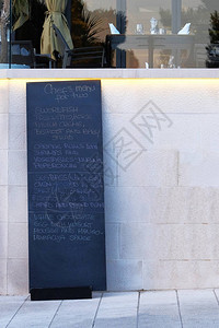 咖啡厅或餐厅的菜单板带有欧洲城市菜单文本的白板标题招牌上两图片