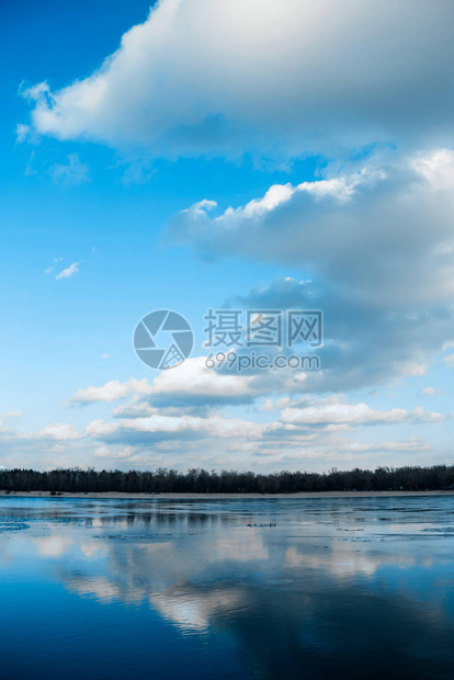 蓝冬天空和冰冷河流的反射自然经典图片