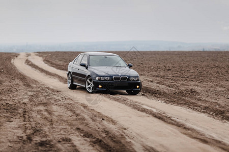 宝马X5BMWM5e39外观运动车轮炫耀光滑和闪亮的老旧背景