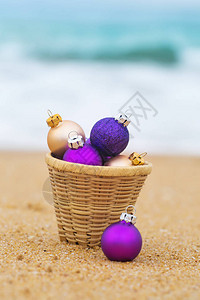 海洋沙滩上篮子里的圣诞球图片