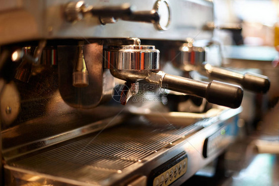 在咖啡店用专业咖啡机煮咖啡图片
