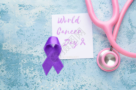 日听诊器和彩色背景的紫丝带World图片