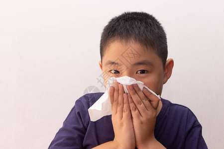 亚洲男孩感冒感冒和疾病图片