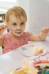1岁的女婴在房间里吃生日蛋糕生日图片