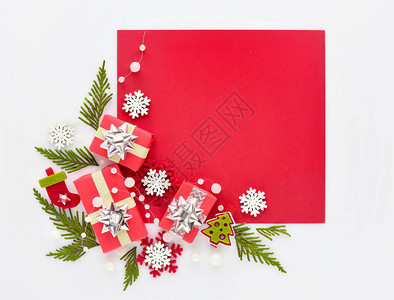圣诞或新年贺卡红白背景的礼品和圣诞节装饰平面顶视图图片