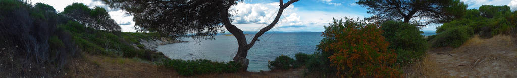 希腊海边有美丽的岩石HalkidikiVourvouroupa图片