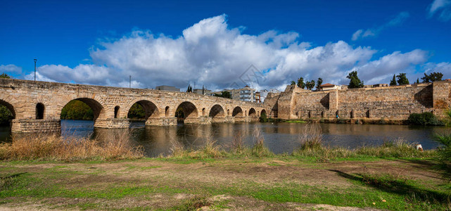 由罗马人建造的历史桥图片