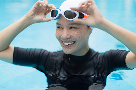 年轻有竞争力的游泳运动员在赛场上图片
