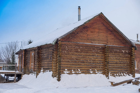 俄罗斯冬天的木浴落下的白雪落在地图片