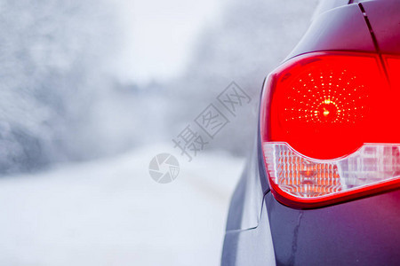 冬天的汽车在城外的大自然中图路上的雪冬天的路白树黑车路图片