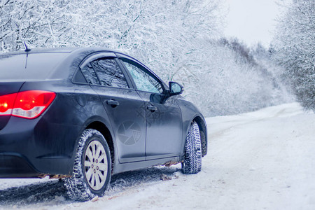 冬天的汽车在城外的大自然中雪景图路上的雪冬天的路白树黑车路背景图片