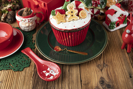 圣诞节的时候圣诞餐具和装饰品红色和棕色的颜色质图片