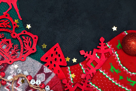 黑板上美丽的圣诞玩具红色圣诞装饰品钟铃声图片