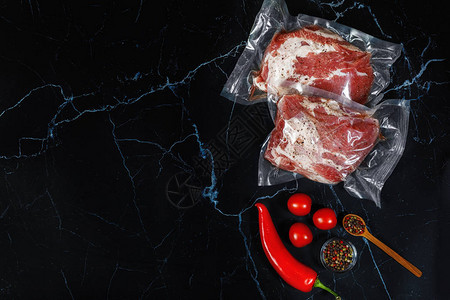 调味品和肉类是真空的包装图片