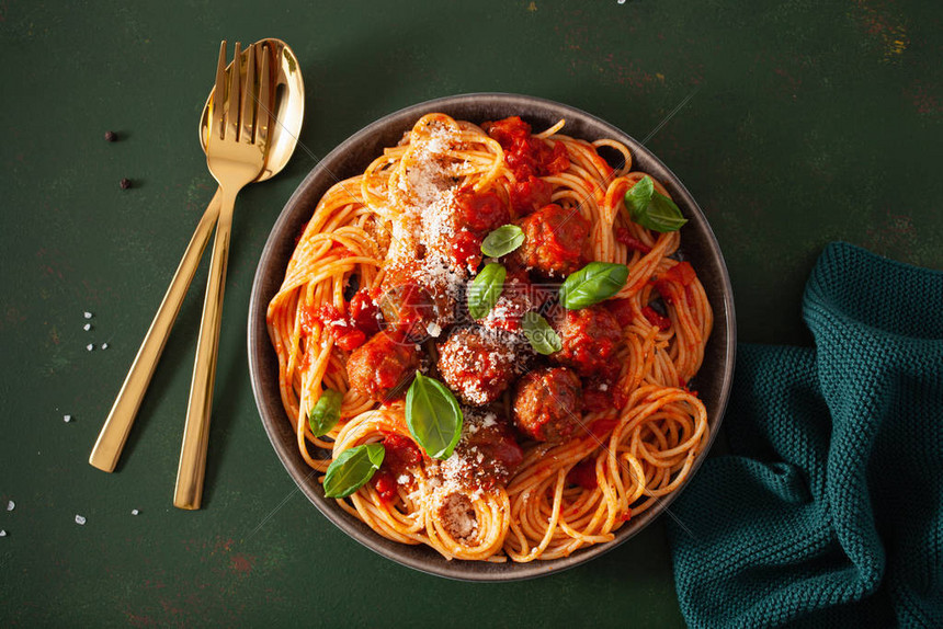 肉丸和番茄酱的意大利面图片