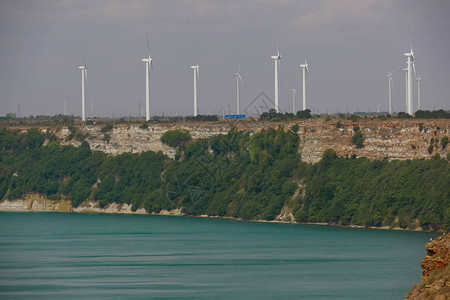 石滩风力发电机绿色电力黑海保加利亚图片