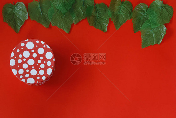 红色背景上的封闭红色圆形礼品盒图片
