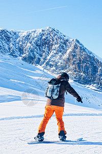 奥地利迈尔霍芬蒂罗尔州辛特图斯冰川滑雪板上背着包的男子背景图片