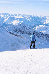 男子滑雪者在奥地利迈尔霍芬的蒂罗尔州的Hintertux冰川滑雪图片
