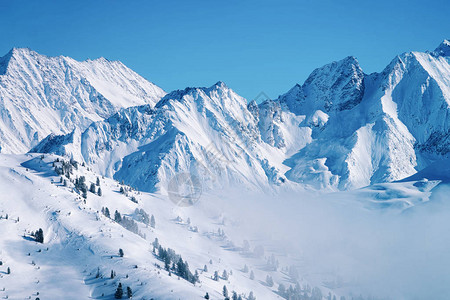在冬季阿尔卑斯山的奥地利迈尔霍芬的蒂罗尔州的云中齐勒塔尔竞技场滑雪胜地的景观图片