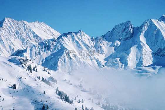 在冬季阿尔卑斯山的奥地利迈尔霍芬的蒂罗尔州的云中齐勒塔尔竞技场滑雪胜地的景观图片