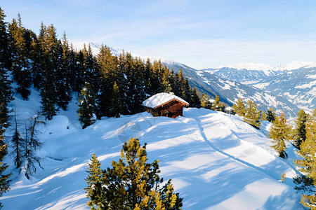 滑雪胜地小镇迈尔霍芬全景与小木屋在蒂罗尔州齐勒河谷在冬季阿尔卑斯山的奥地利图片