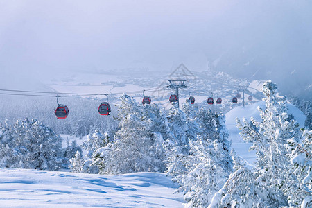 冬季阿尔卑斯山奥地利迈尔霍芬蒂罗尔州齐勒塔尔竞技场滑雪胜地云间的红色缆车图片