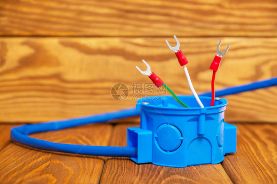 装有电安装过程中通常使用的电缆的蓝色电气接合器蓝图片
