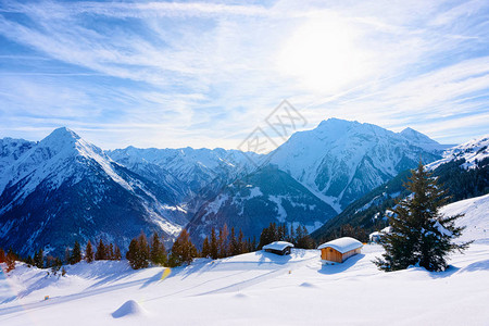 滑雪胜地小镇迈尔霍芬全景与小木屋在蒂罗尔州齐勒河谷在冬季阿尔卑斯山的奥地利图片
