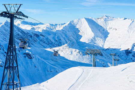 冬季阿尔卑斯山奥地利齐勒河谷迈尔霍芬蒂罗尔HintertuxGlacier滑雪胜地的缆车在阿尔卑斯山的HintertuxerGl背景图片