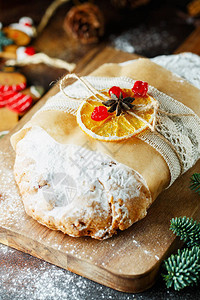 节日烘焙圣诞蛋糕Stollen是由坚果香料干果或蜜饯制成的水果面包图片