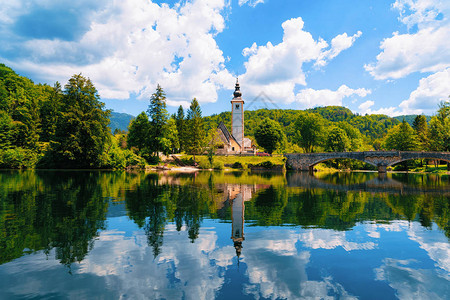 斯洛文尼亚渤兴湖上的圣约翰浸信会风景和教堂斯洛文尼亚的自然风光蓝天与云彩的视图夏天的美丽风景高山旅游目的地朱利安图片