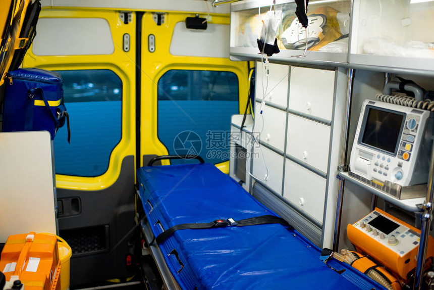配有担架落水机急救包冰箱和医疗设备的当代救护车图片
