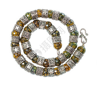 白色背景所孤立的杰德石宝和银环中的古董阿拉伯螺旋项链图片