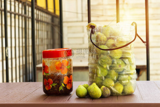 塑料瓶和果酱罐户外有机食品概念上的图片