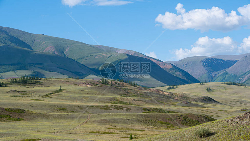 天空下有云的山脊雪坡岩石山地景观跨越图片