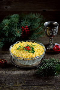 新年传统的俄罗斯沙拉米莫萨配有罐头鱼土豆奶酪图片