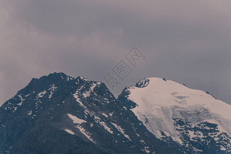 云层下山脉分布山顶有图片