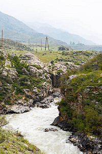 山峡的快速河流岩石间流淌的溪流背景图片