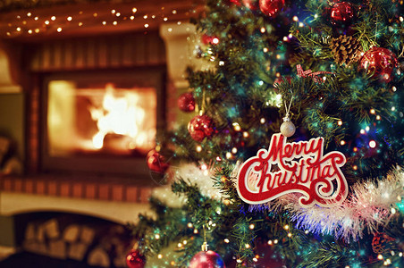 节日装饰装饰圣诞树和背景壁炉图片