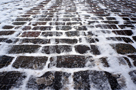 冬天被雪覆盖的古老传统石板路面图片
