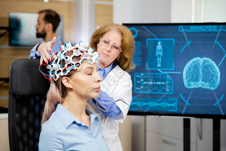 医生安排神经科扫描头盔背景图片