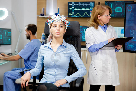 集中在脑波扫描设备测试中的女病人图片