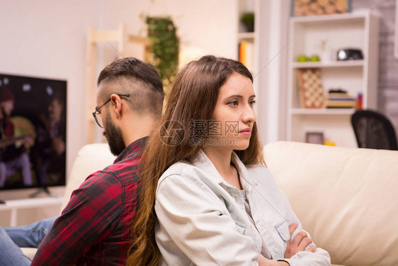 白种人夫妇背靠坐着面对严重的感情问题图片