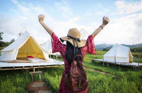 泰国南省Pua区稻田乡村民宿的亚洲女孩在帐篷里快乐放松此图像可用于家庭住宿酒店度假村度假旅行公图片